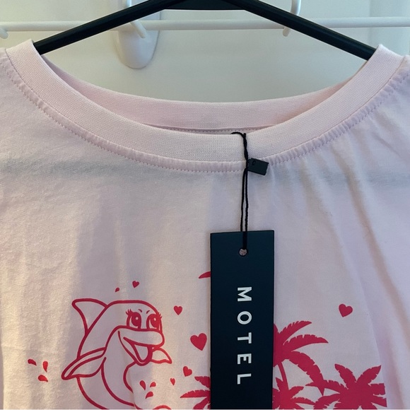 MOTEL SHRUNK TEE BABY PINK PARADISE DOLPHIN princess Polly - Picture 6 of 9
